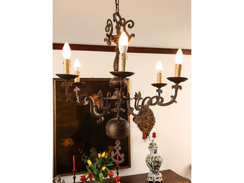 Piccolo Lampadario in Bronzo di Gusto Fiammingo