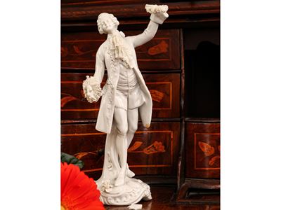 Due Figure in Porcellana e Ceramica