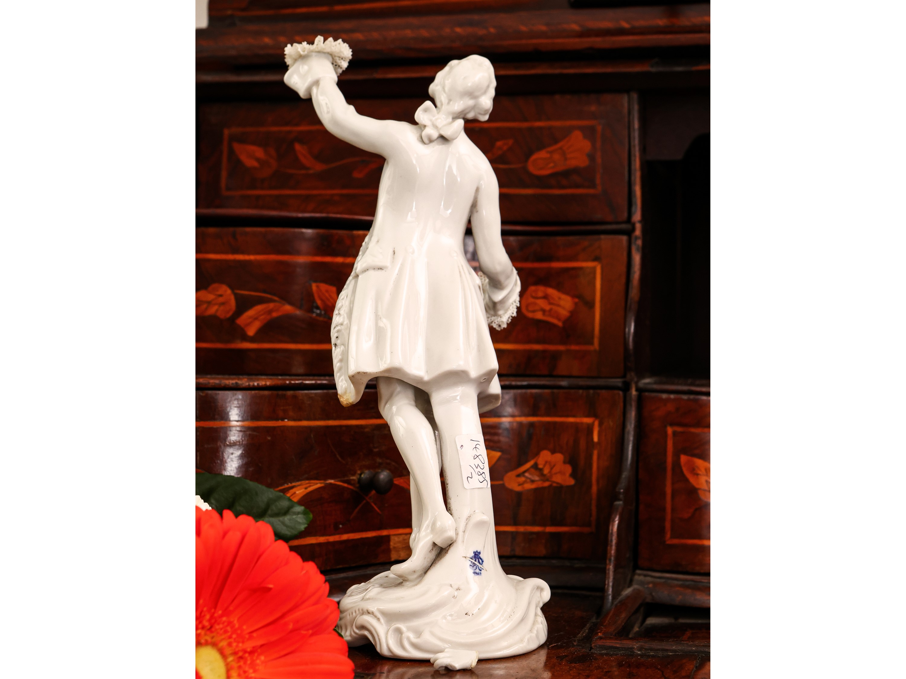 Due Figure in Porcellana e Ceramica