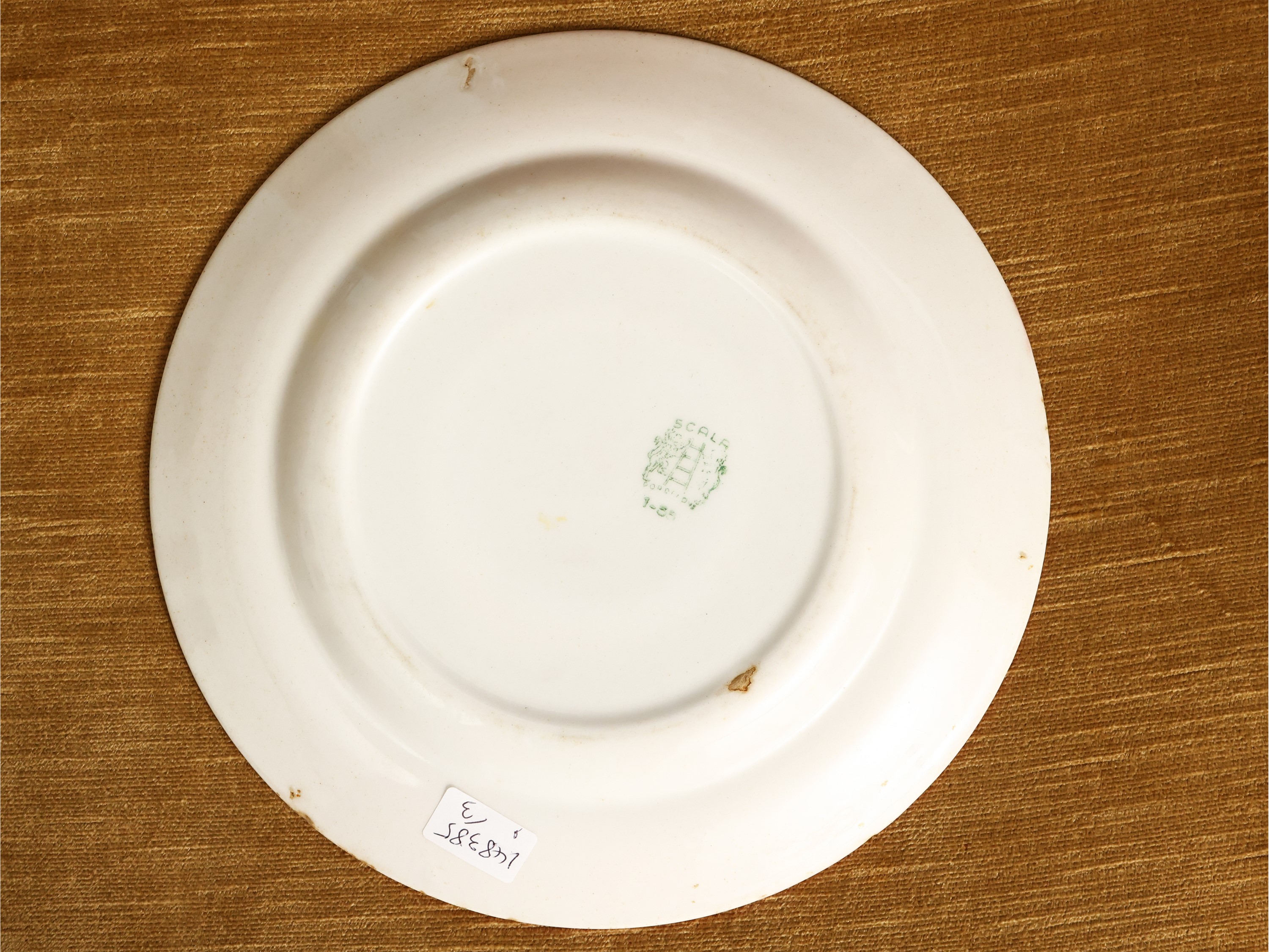 Due Figure in Porcellana e Ceramica