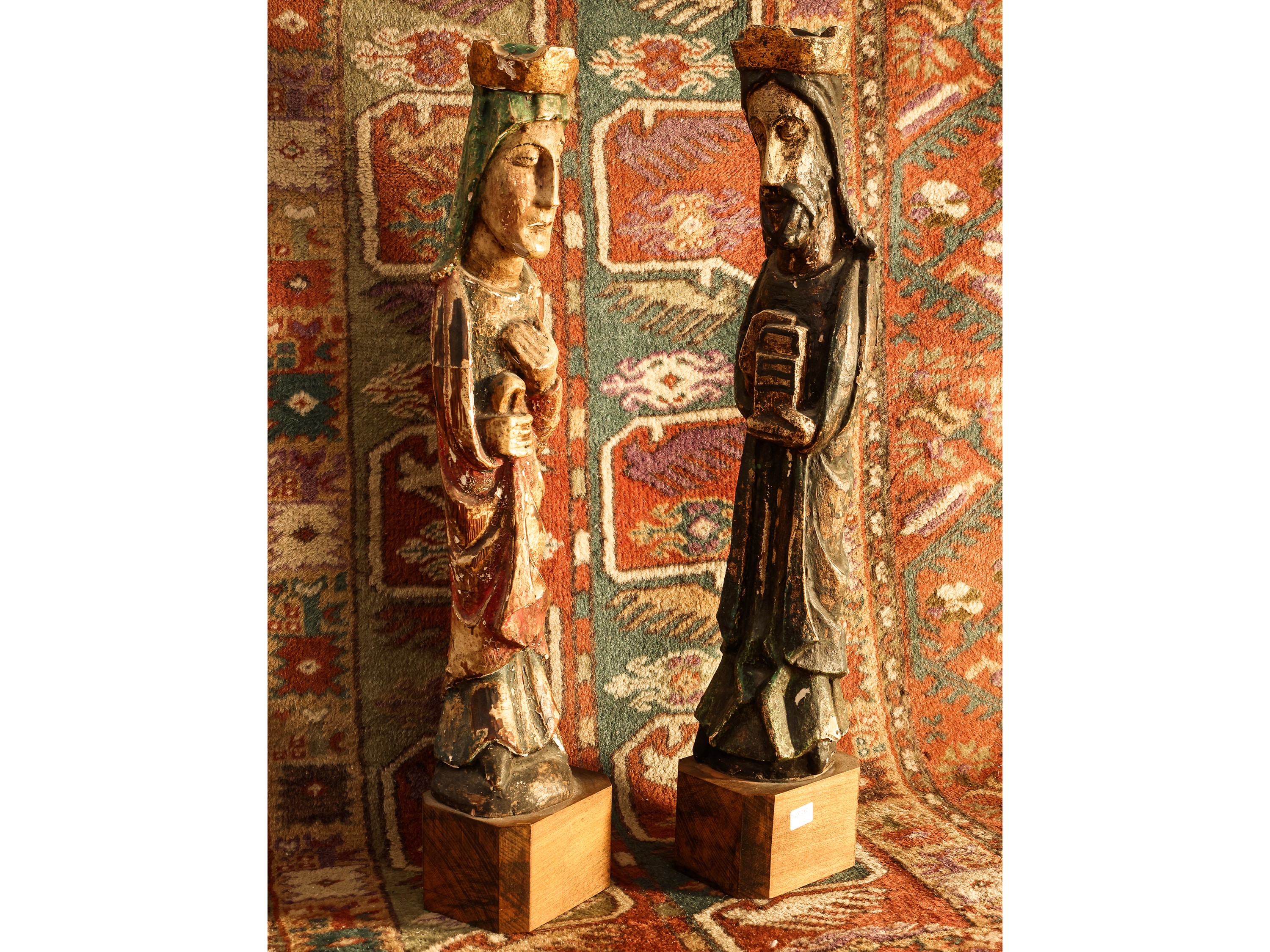 Coppia di Figure Lignee Policrome