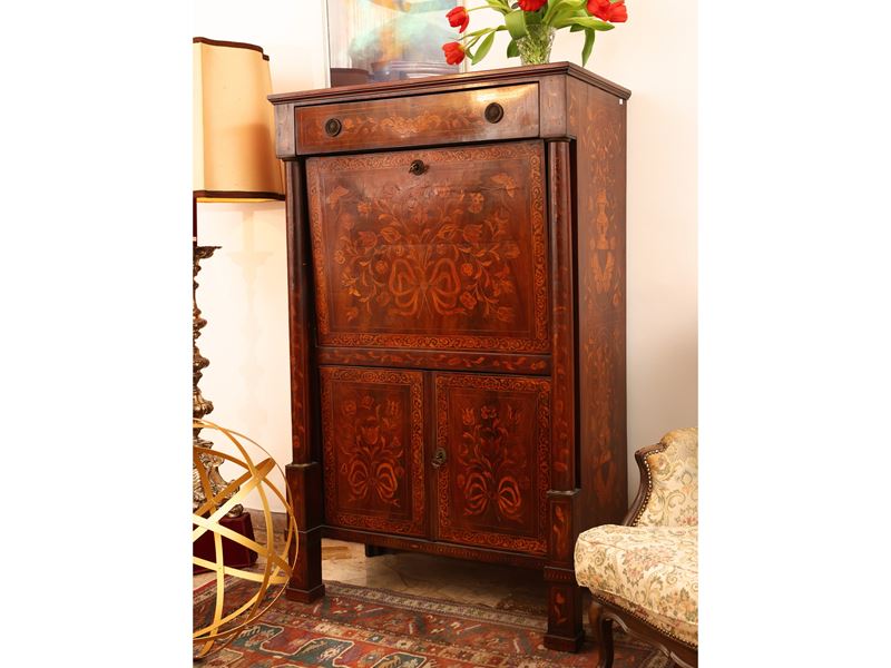 Secretaire impiallacciato in noce e piuma di noce