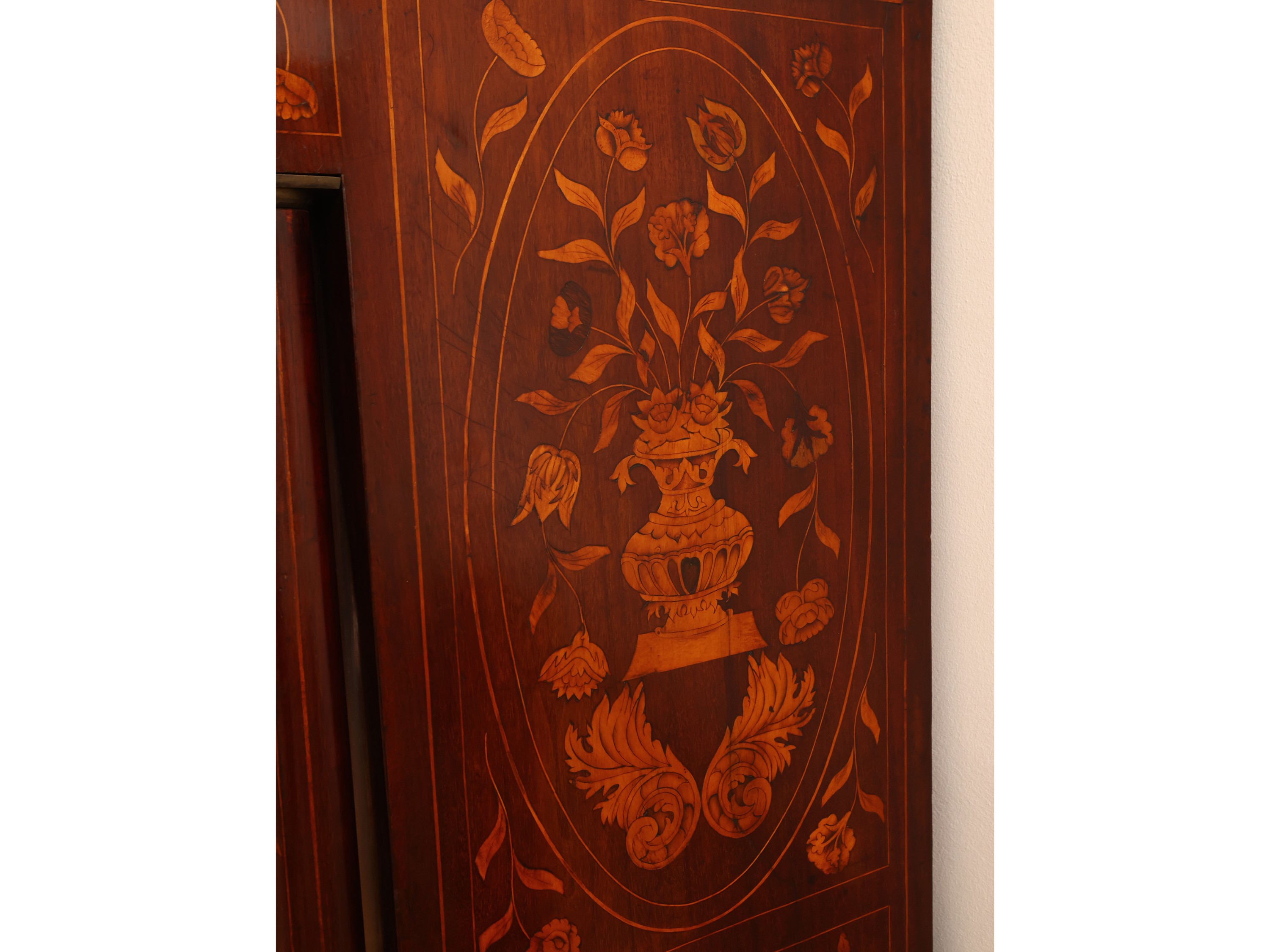 Secretaire impiallacciato in noce e piuma di noce