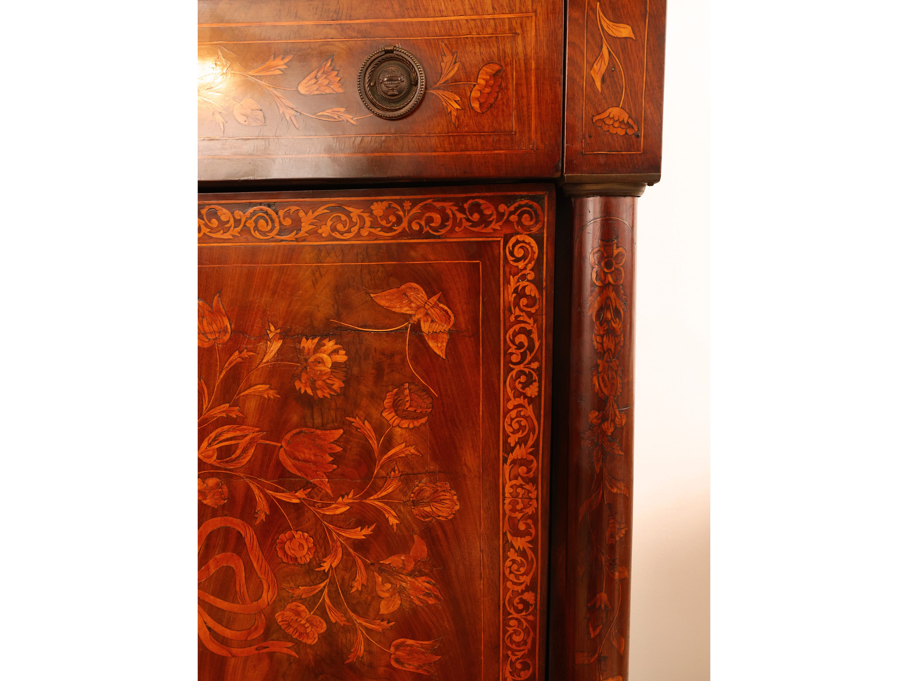 Secretaire impiallacciato in noce e piuma di noce