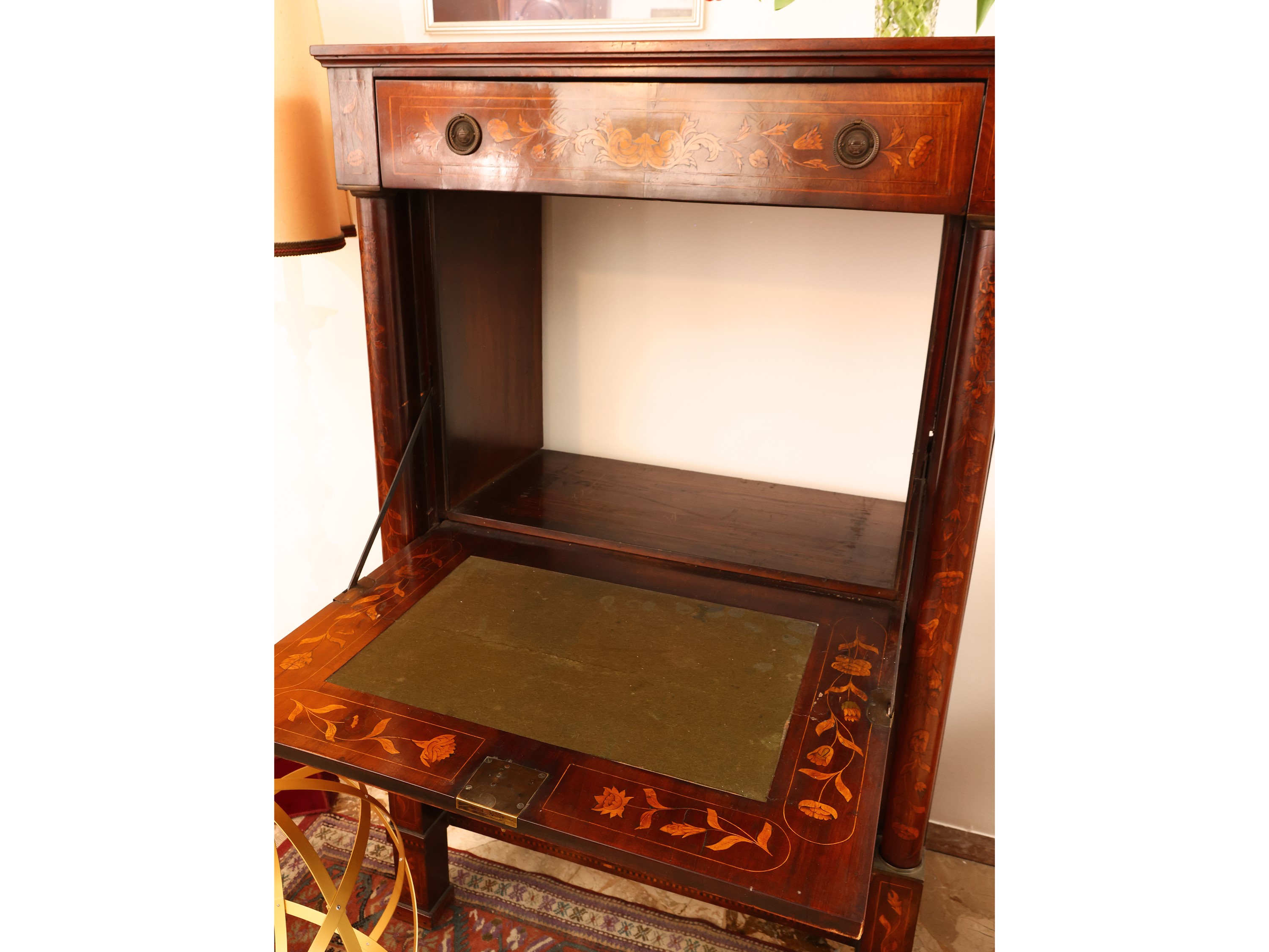 Secretaire impiallacciato in noce e piuma di noce