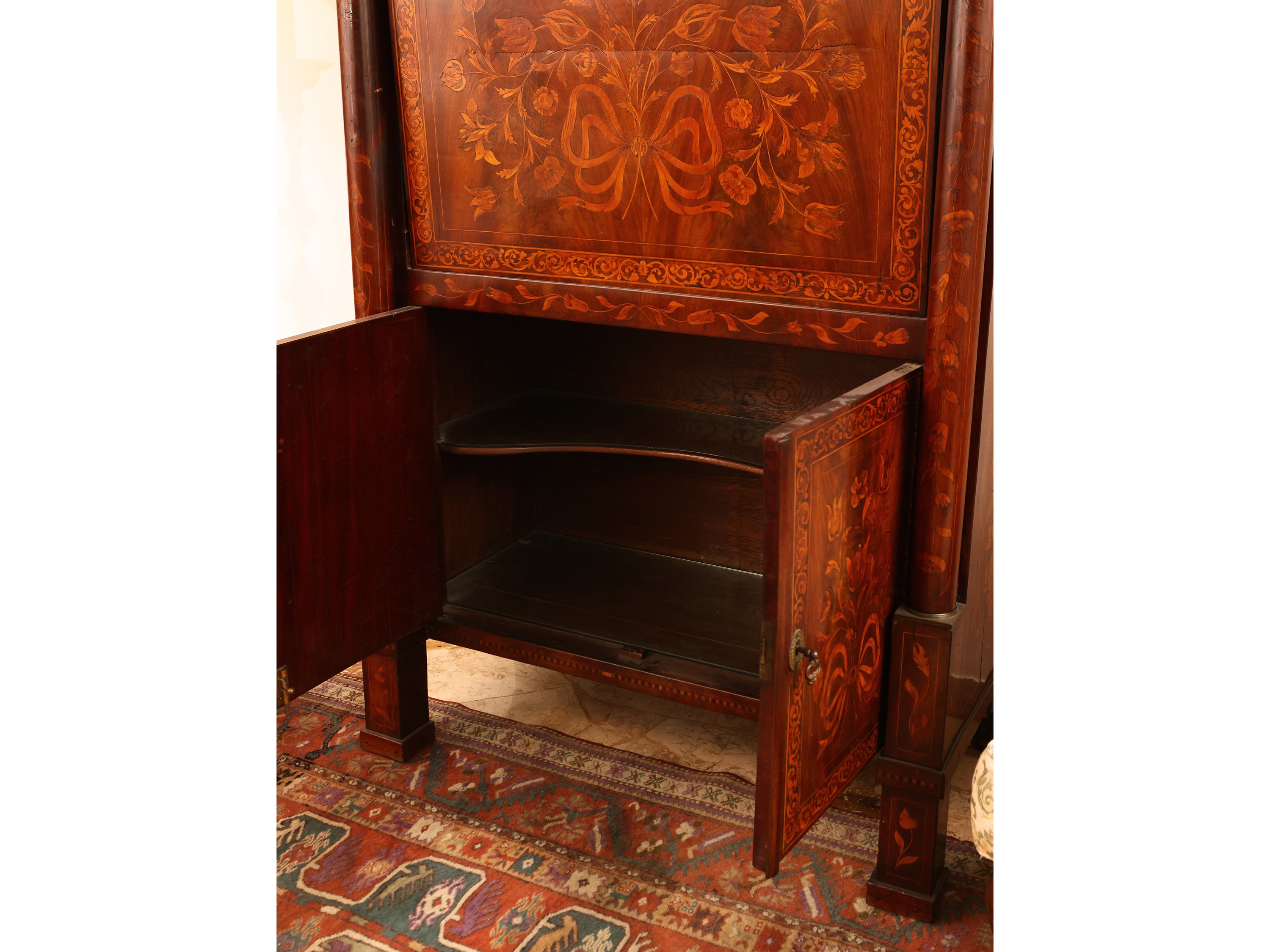 Secretaire impiallacciato in noce e piuma di noce