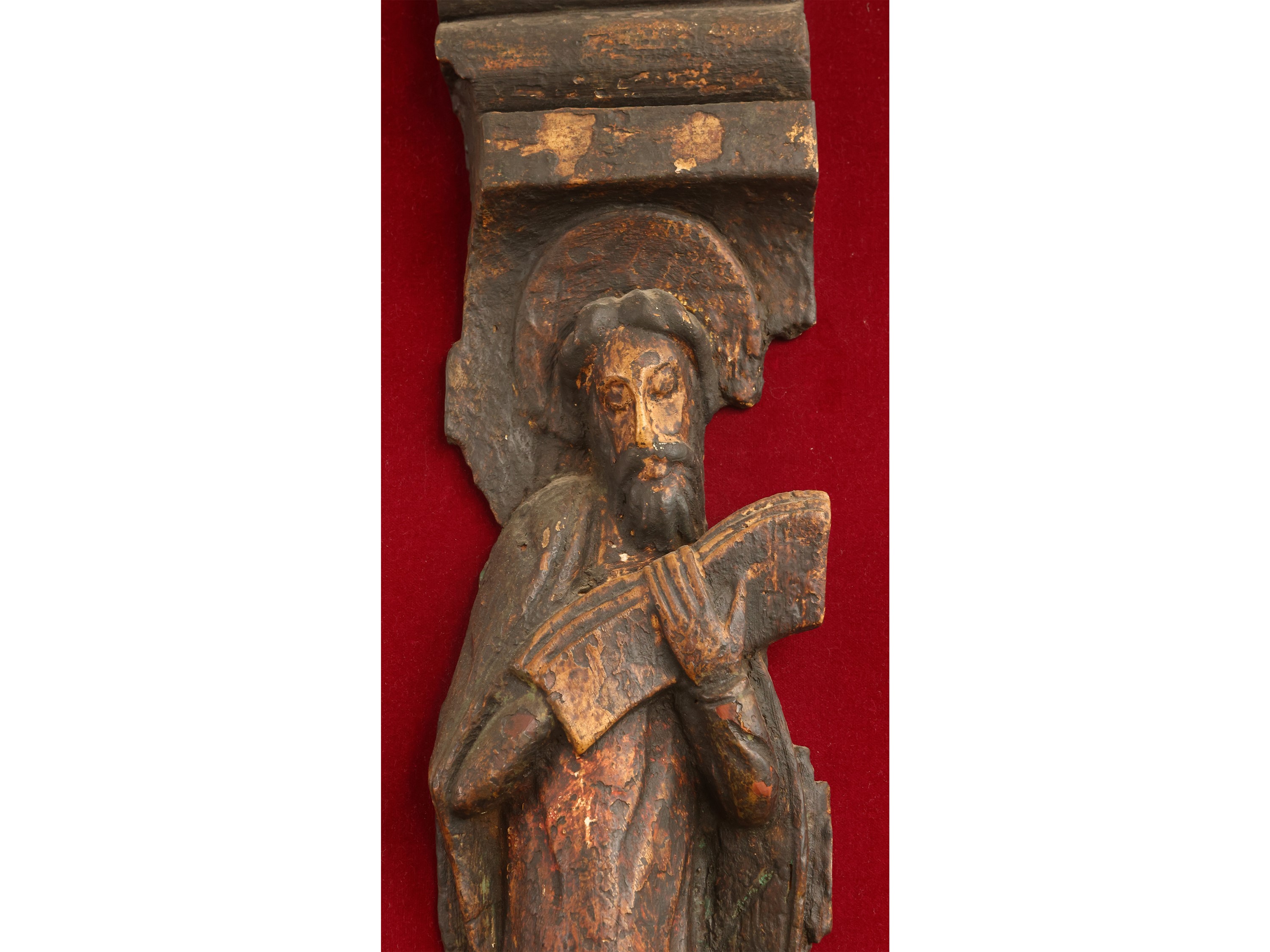 Due antichi frammenti lignei raffiguranti santi