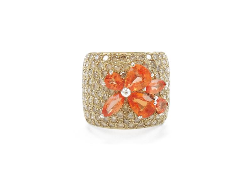 Anello a Fascia in Oro Bianco con Diamanti Brown e Zaffiri Arancio