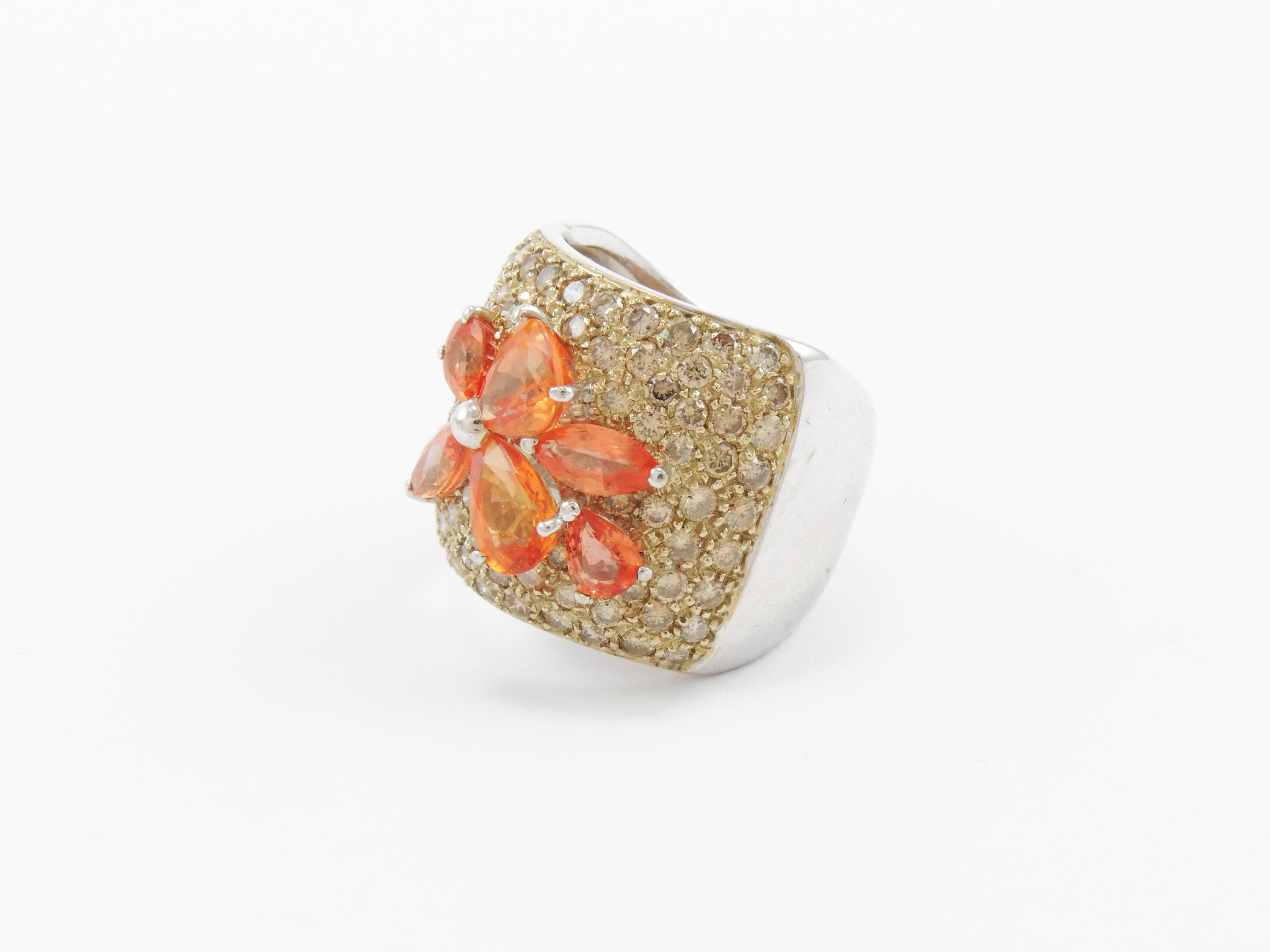 Anello a Fascia in Oro Bianco con Diamanti Brown e Zaffiri Arancio