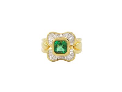 Anello in Oro Giallo con Diamanti e Smeraldo
