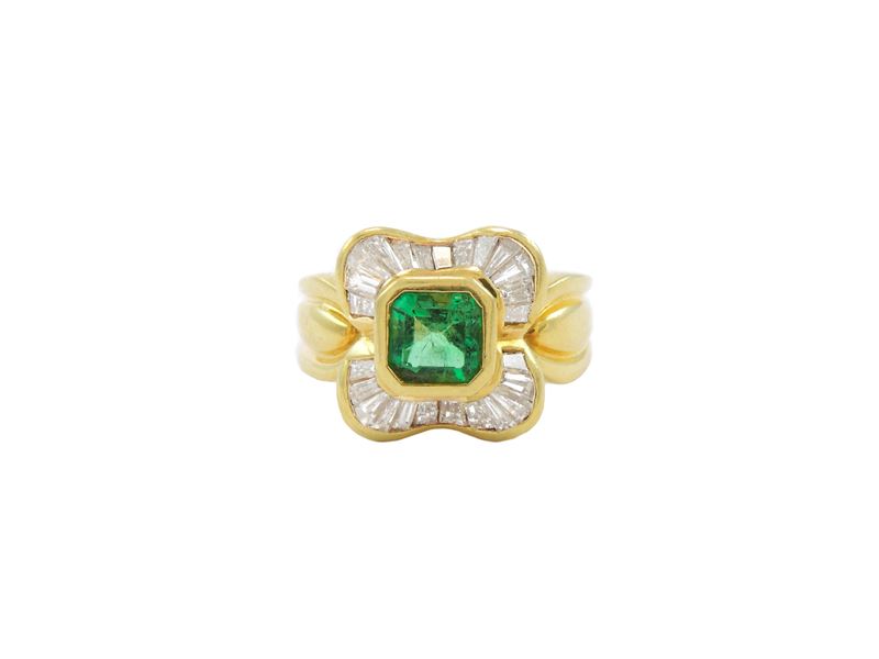 Anello in Oro Giallo con Diamanti e Smeraldo