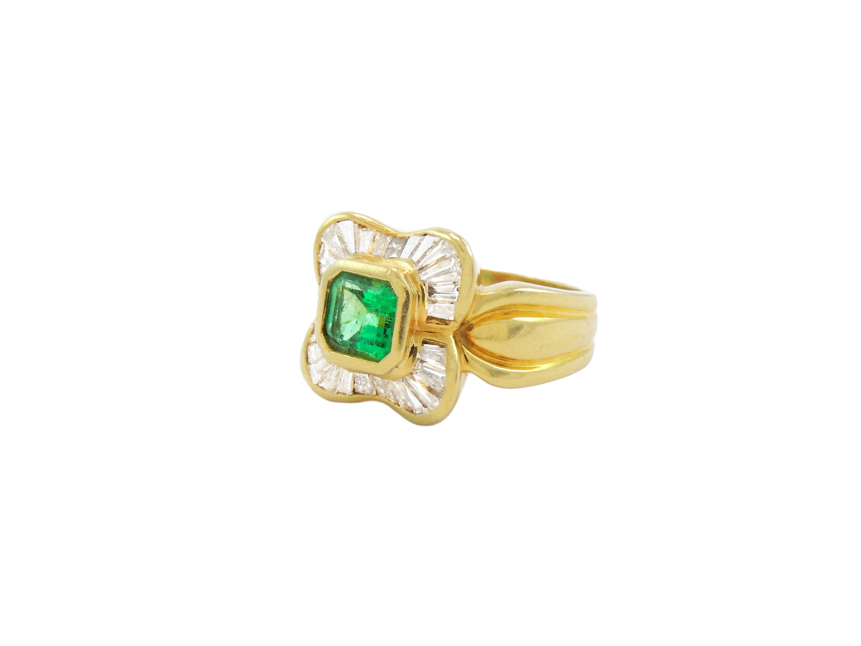 Anello in Oro Giallo con Diamanti e Smeraldo