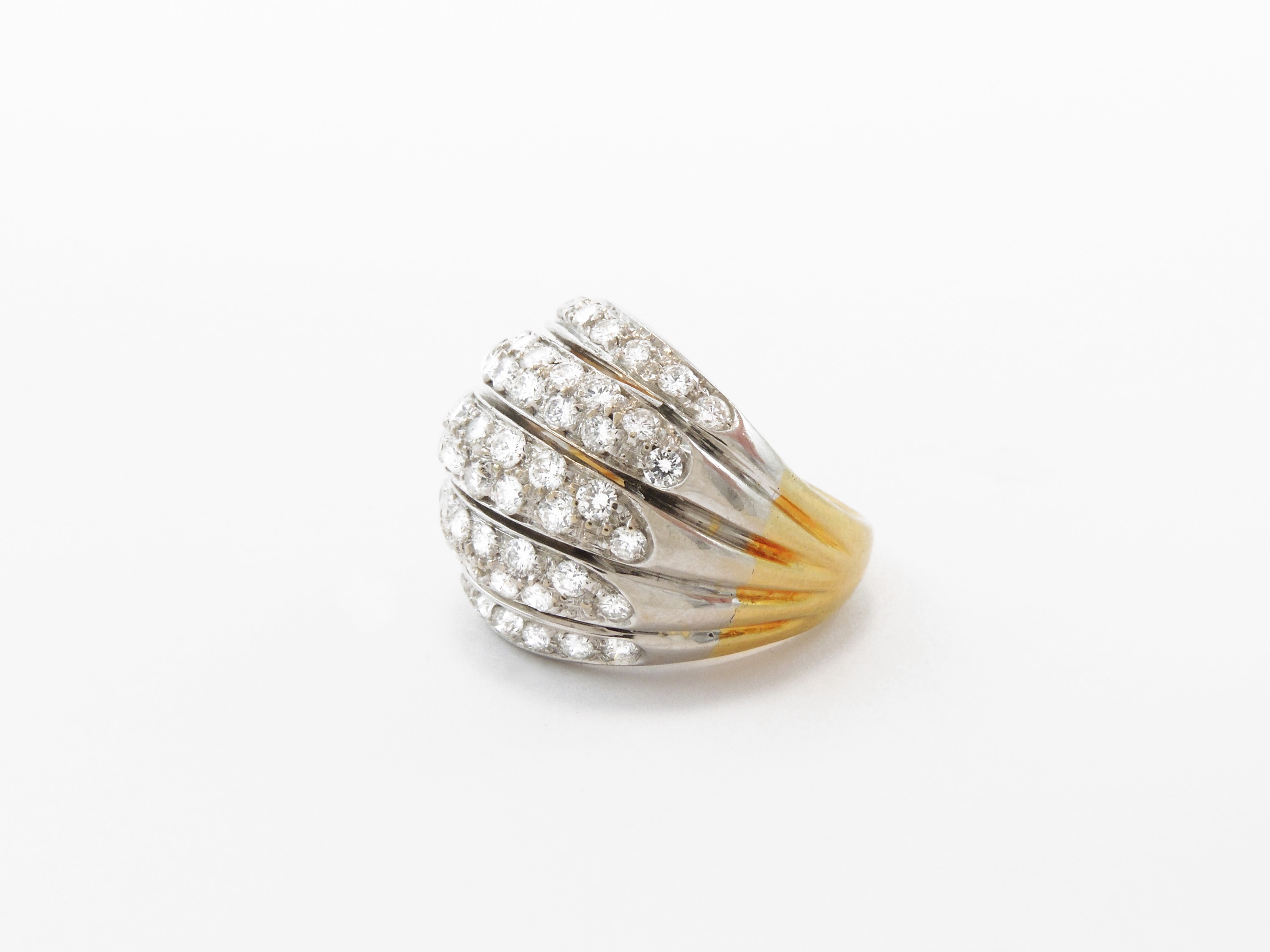 Anello a Fascia Bombata in Oro Bianco e Giallo con Diamanti