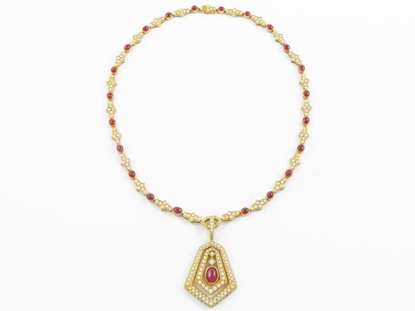 Collana e pendente in oro giallo con diamanti e rubini