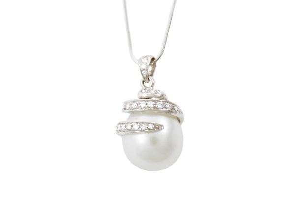 Catenina con pendente in oro bianco, diamanti e perla coltivata South Sea bianca
