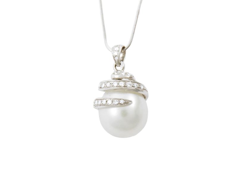 Catenina con Pendente in Oro Bianco, Diamanti e Perla Coltivata South Sea Bianca