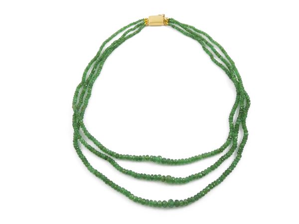 Collana tre fili di smeraldi con fermezza in oro giallo