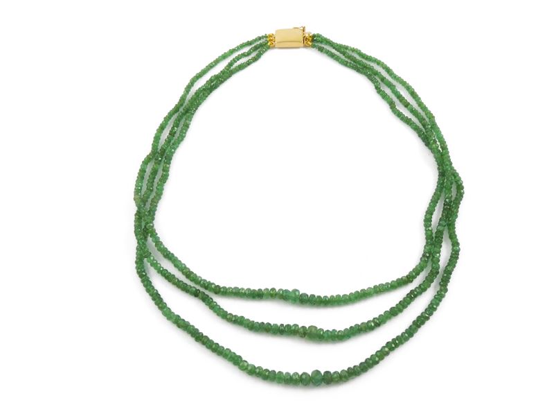Collana Tre Fili di Smeraldi con Fermezza in Oro Giallo