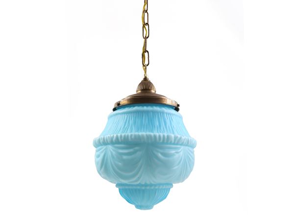 Piccolo lampadario in vetro opaline azzurro