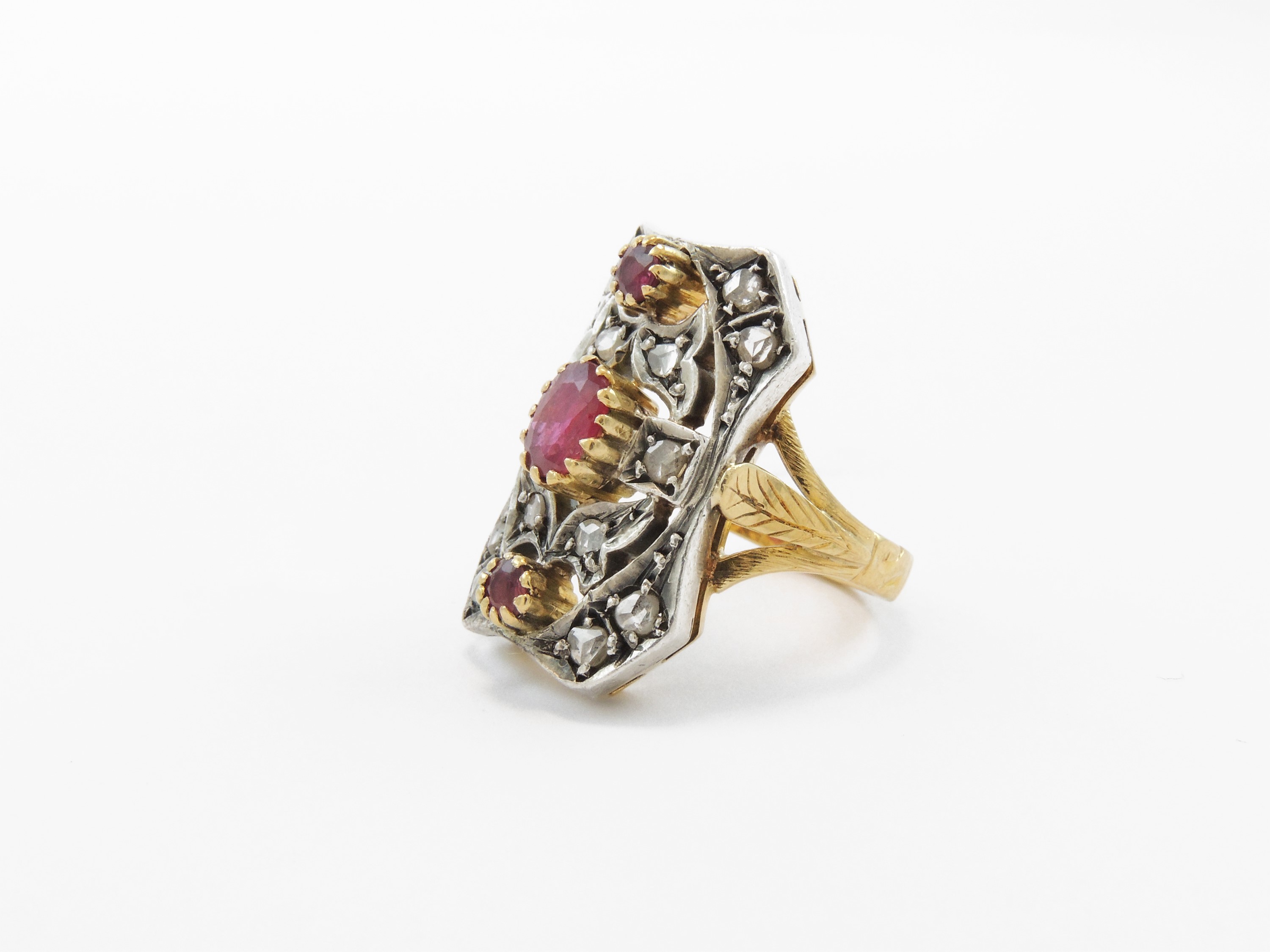 Anello in Oro Giallo e Argento con Diamanti e Rubini