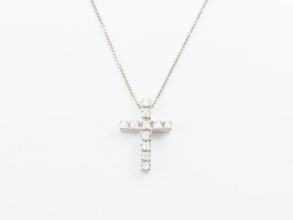 Catenina e pendente croce in oro bianco e diamanti