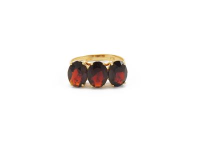 Anello in Oro Giallo con Granati