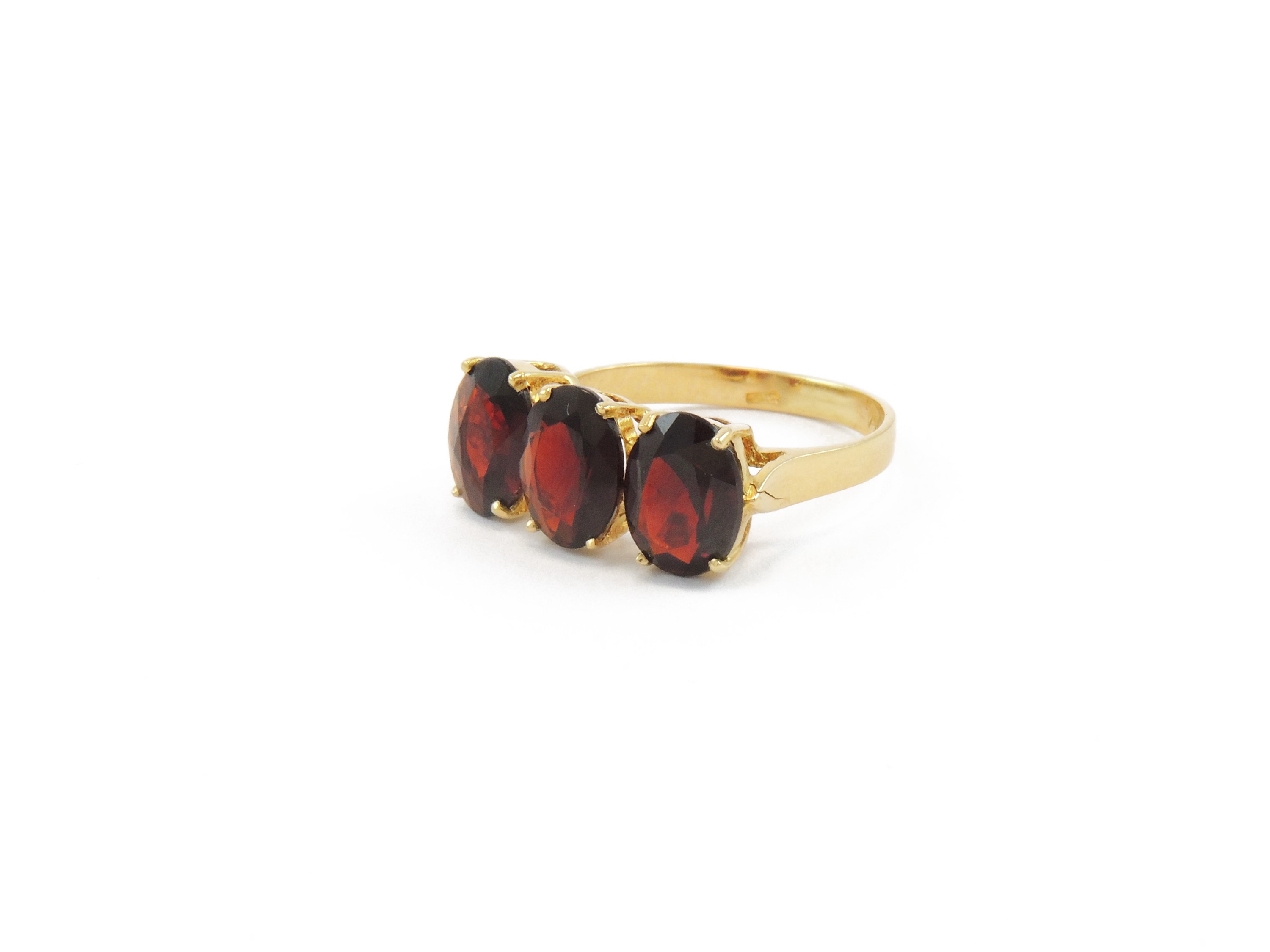 Anello in Oro Giallo con Granati