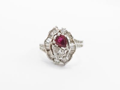 Anello in Oro Bianco con Diamanti e Rubino