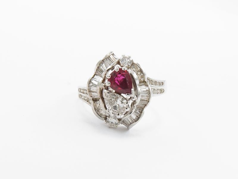 Anello in Oro Bianco con Diamanti e Rubino