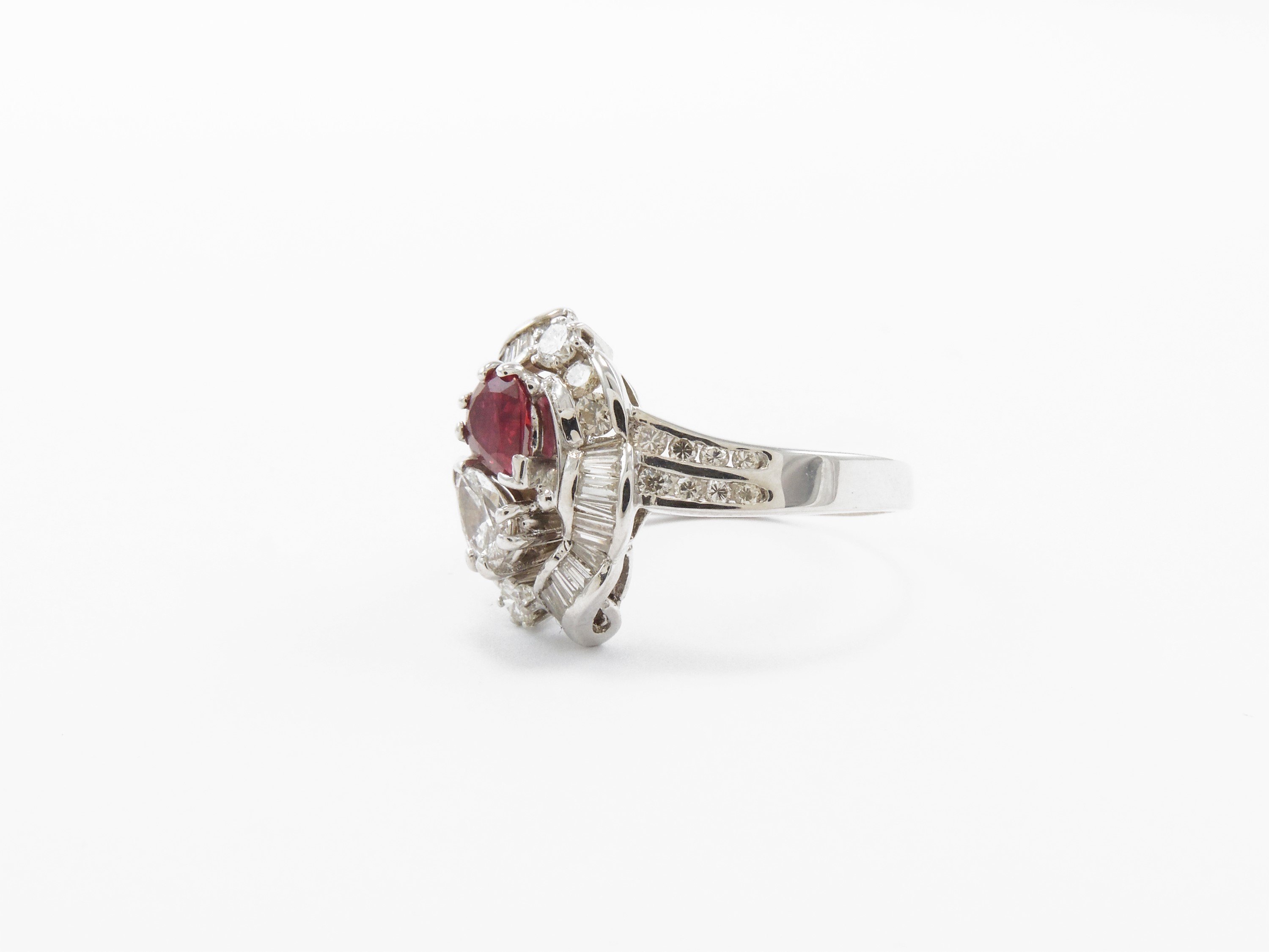Anello in Oro Bianco con Diamanti e Rubino