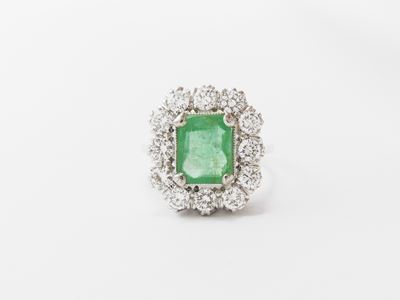 Anello a Margherita in Oro Bianco con Diamanti e Smeraldo