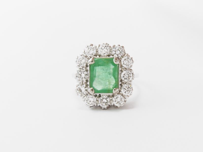 Anello a Margherita in Oro Bianco con Diamanti e Smeraldo