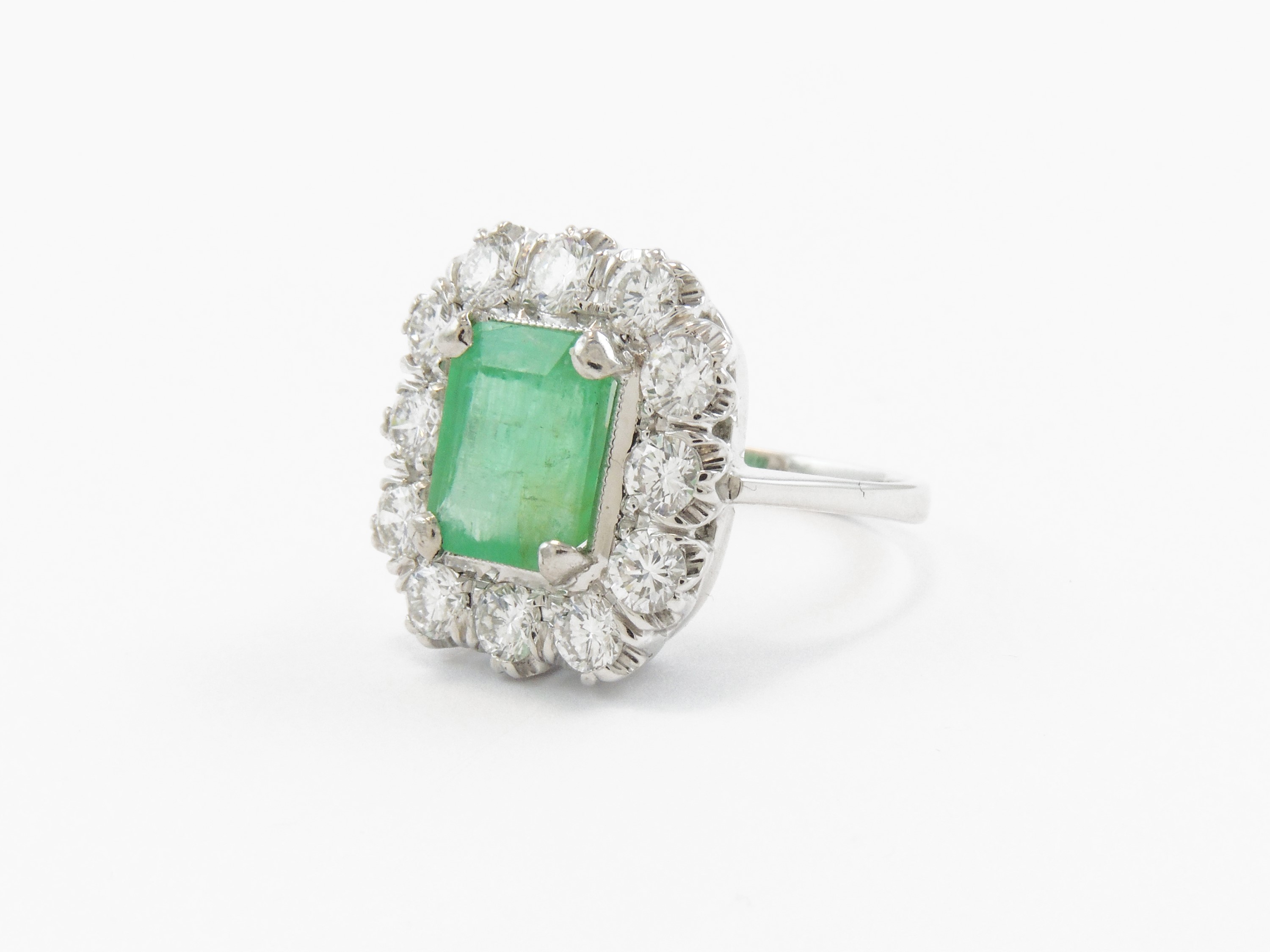 Anello a Margherita in Oro Bianco con Diamanti e Smeraldo