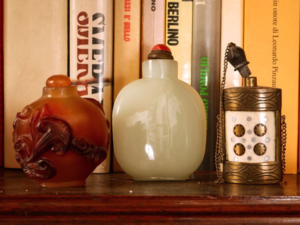 Tre snuff-bottle in vetro, giadeite e metallo