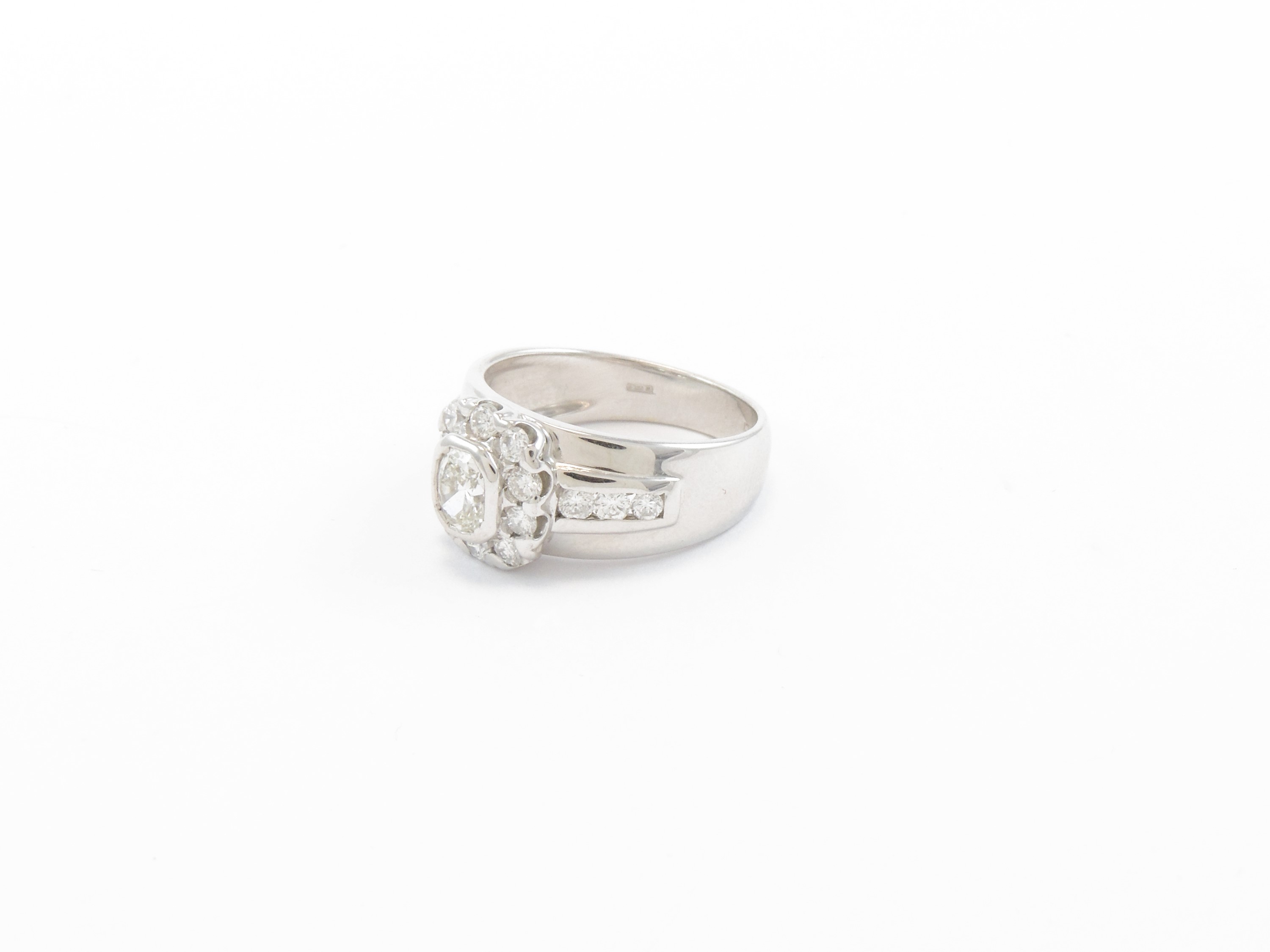 Anello a Fascia in Oro Bianco con Diamanti