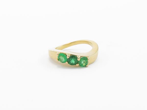 Yellow gold trilogi ring with emeralds