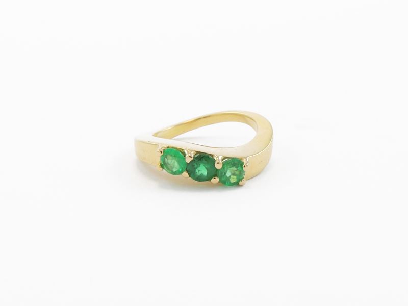 Anello Trilogi in Oro Giallo con Smeraldi