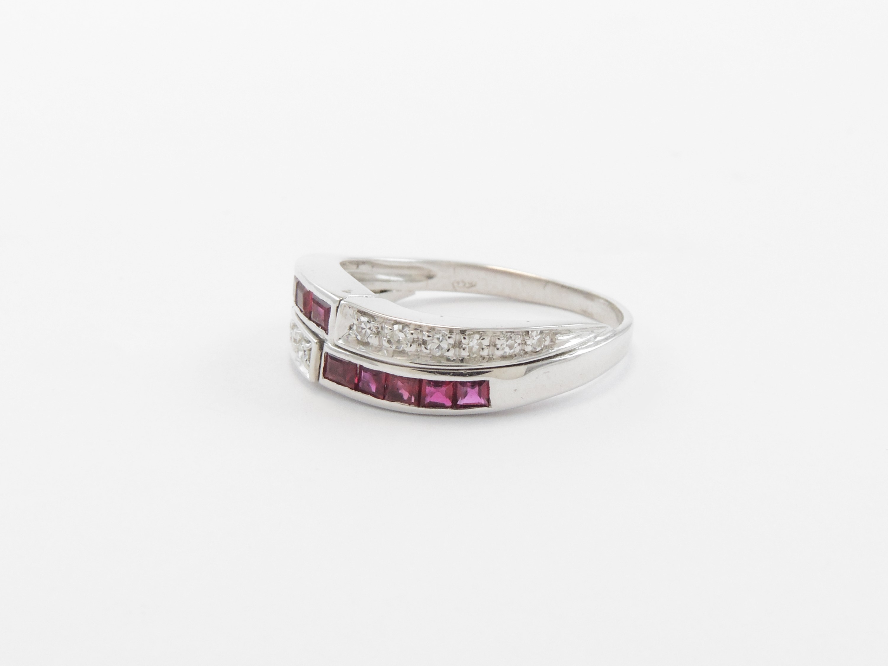 Anello in Oro Bianco con Diamanti e Rubini