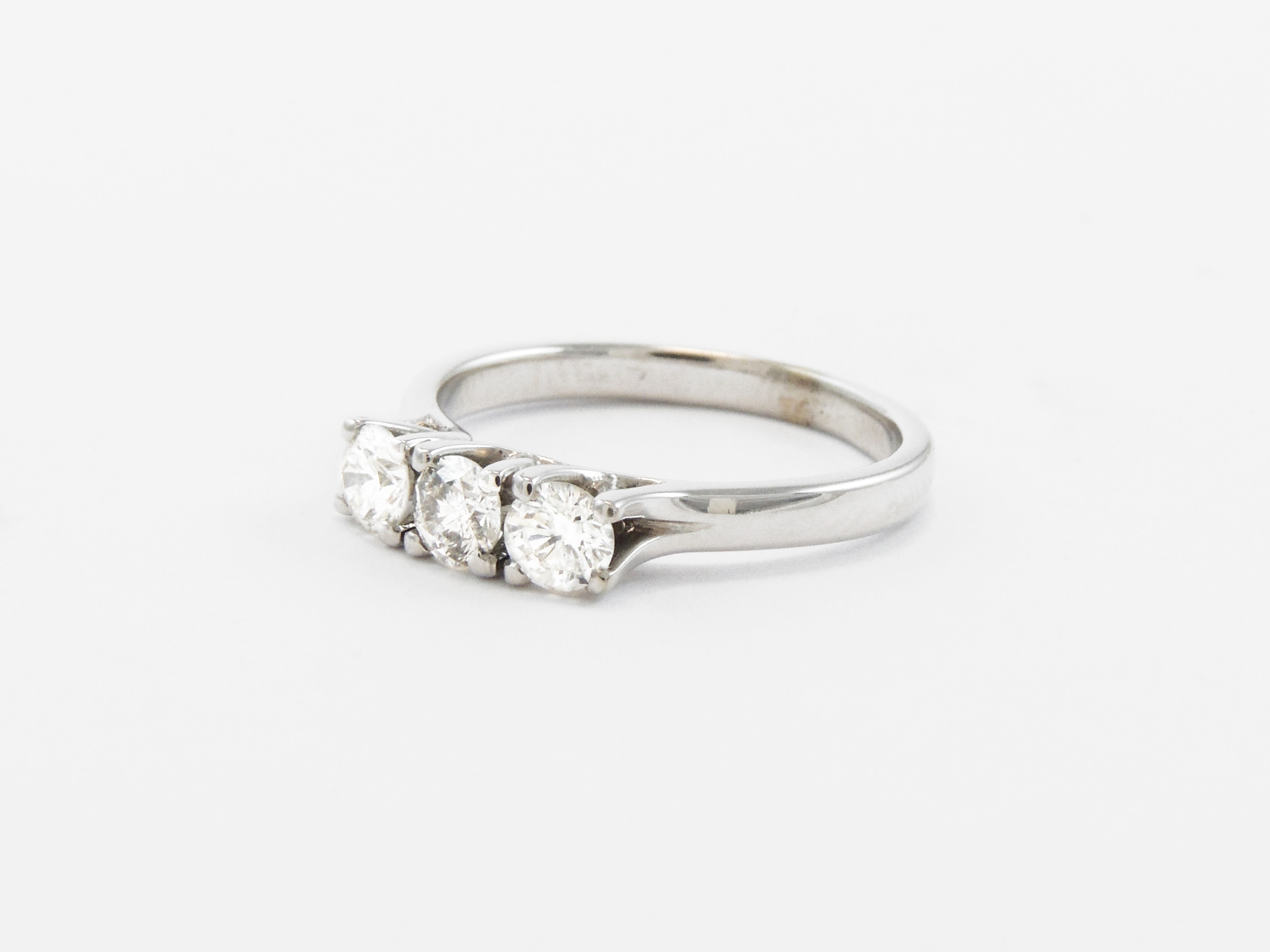 Anello Trilogi in Oro Bianco con Diamanti