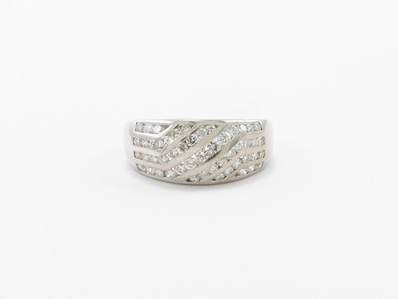 Anello a Fascia in Oro Bianco con Diamanti