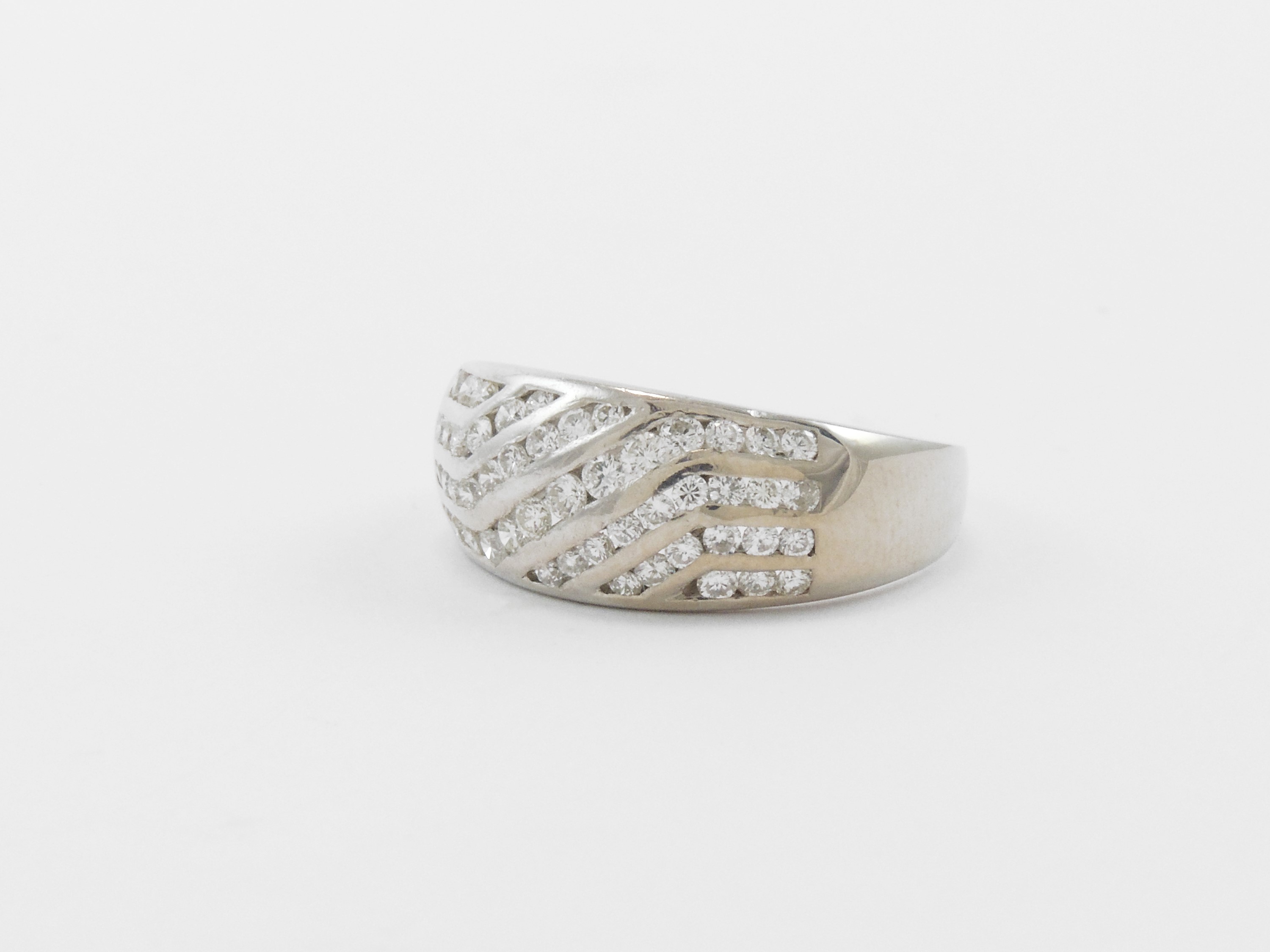 Anello a Fascia in Oro Bianco con Diamanti