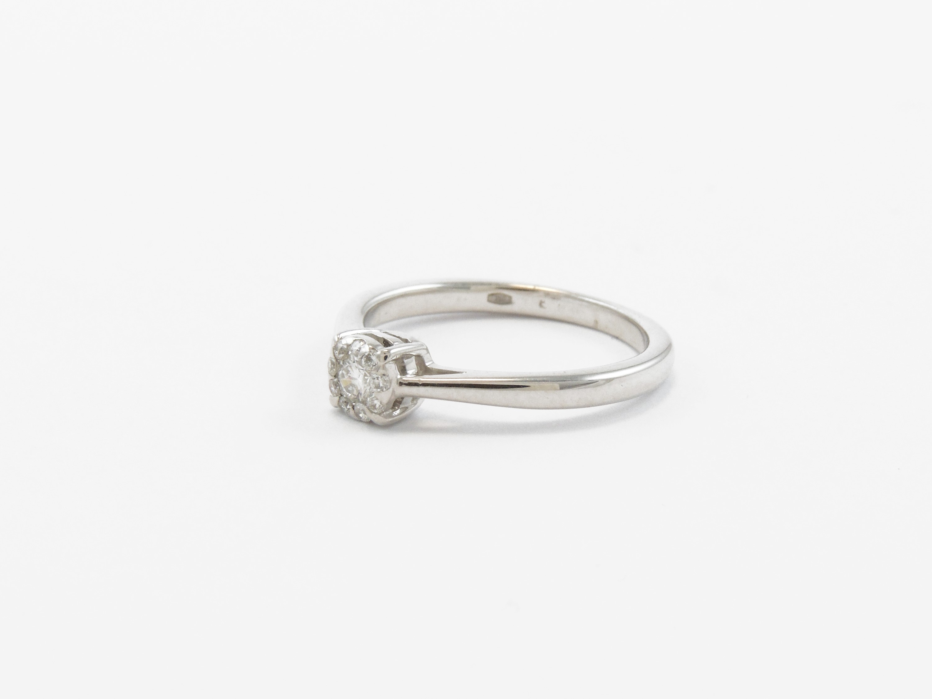 Anello Solitario in Oro Bianco con Diamanti