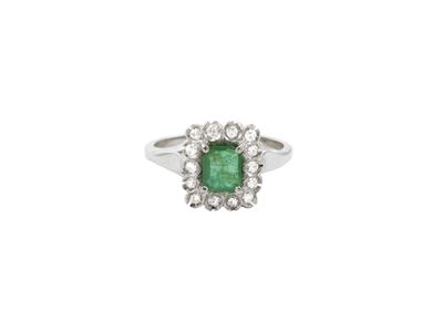 Anello in Oro Bianco con Diamanti e Smeraldo