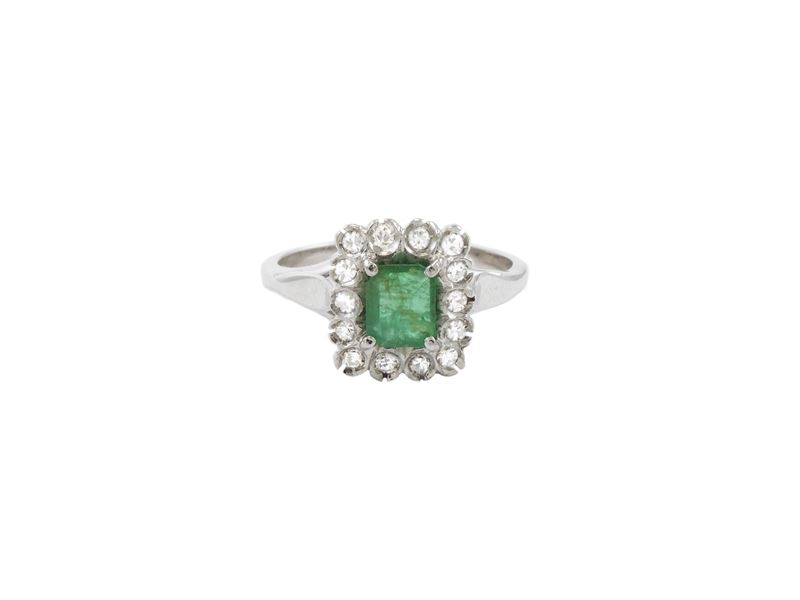 Anello in Oro Bianco con Diamanti e Smeraldo