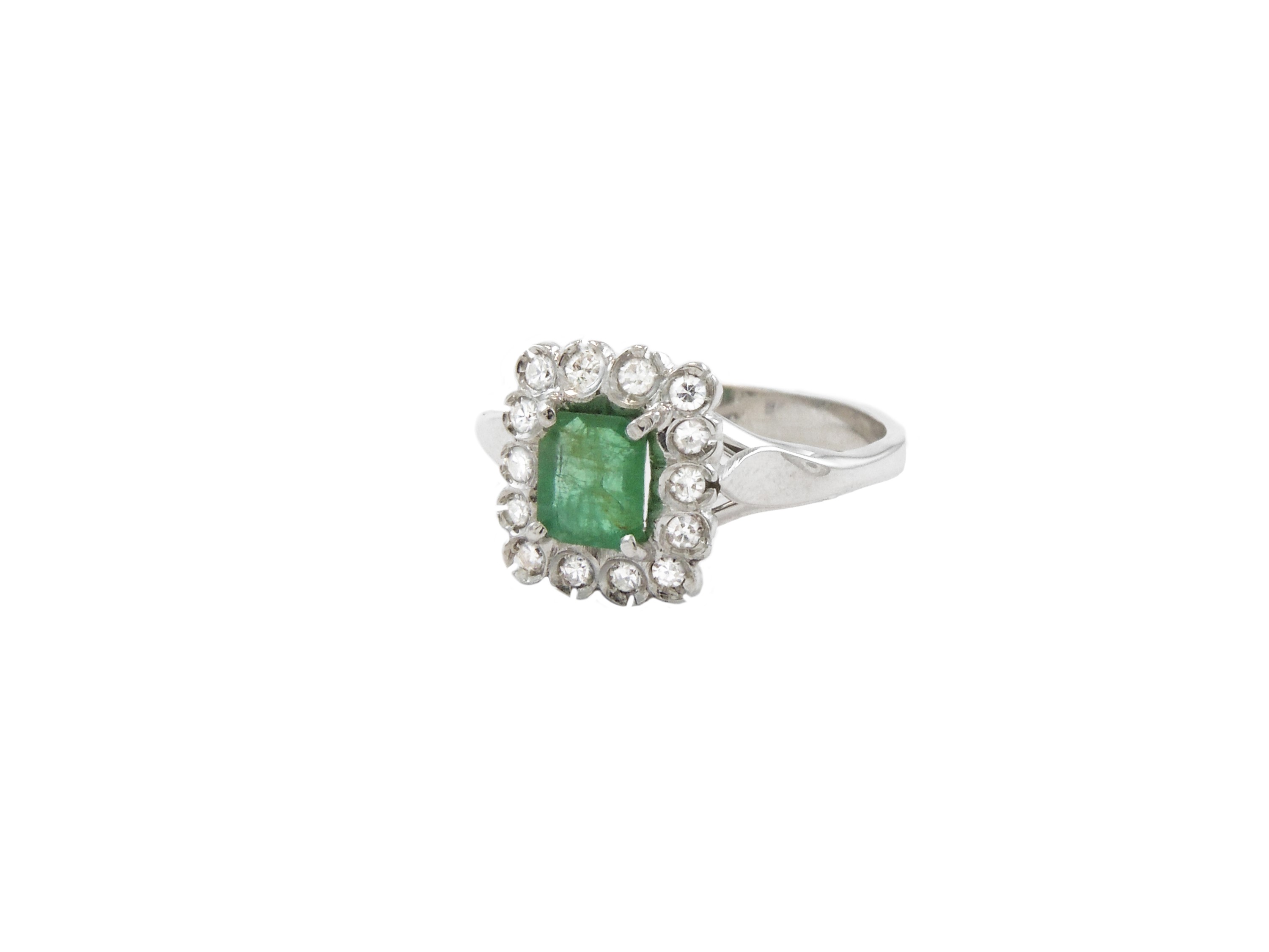 Anello in Oro Bianco con Diamanti e Smeraldo