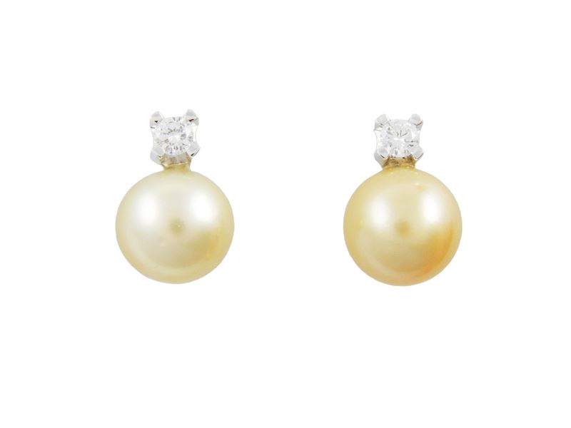 Orecchini in Oro Bianco con Diamanti e Perle Coltivate South Sea Gold