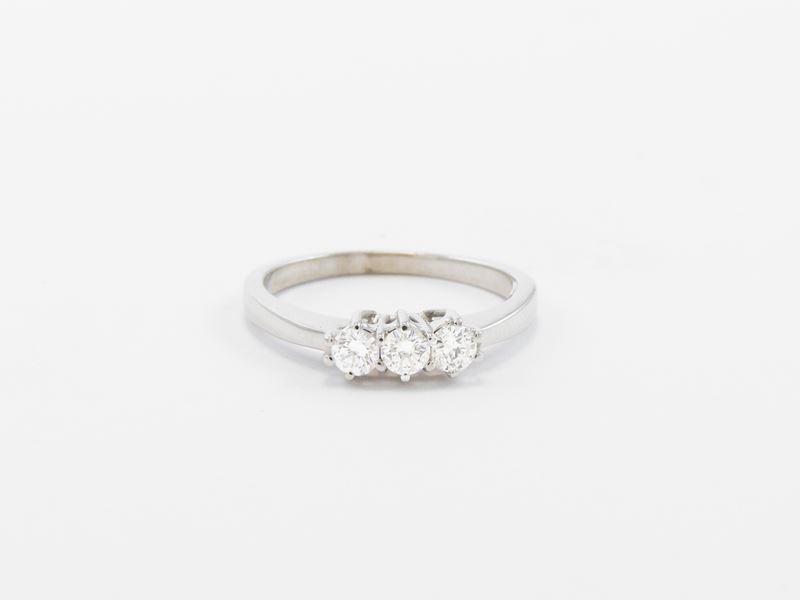Anello Trilogi in Oro Bianco con Diamanti