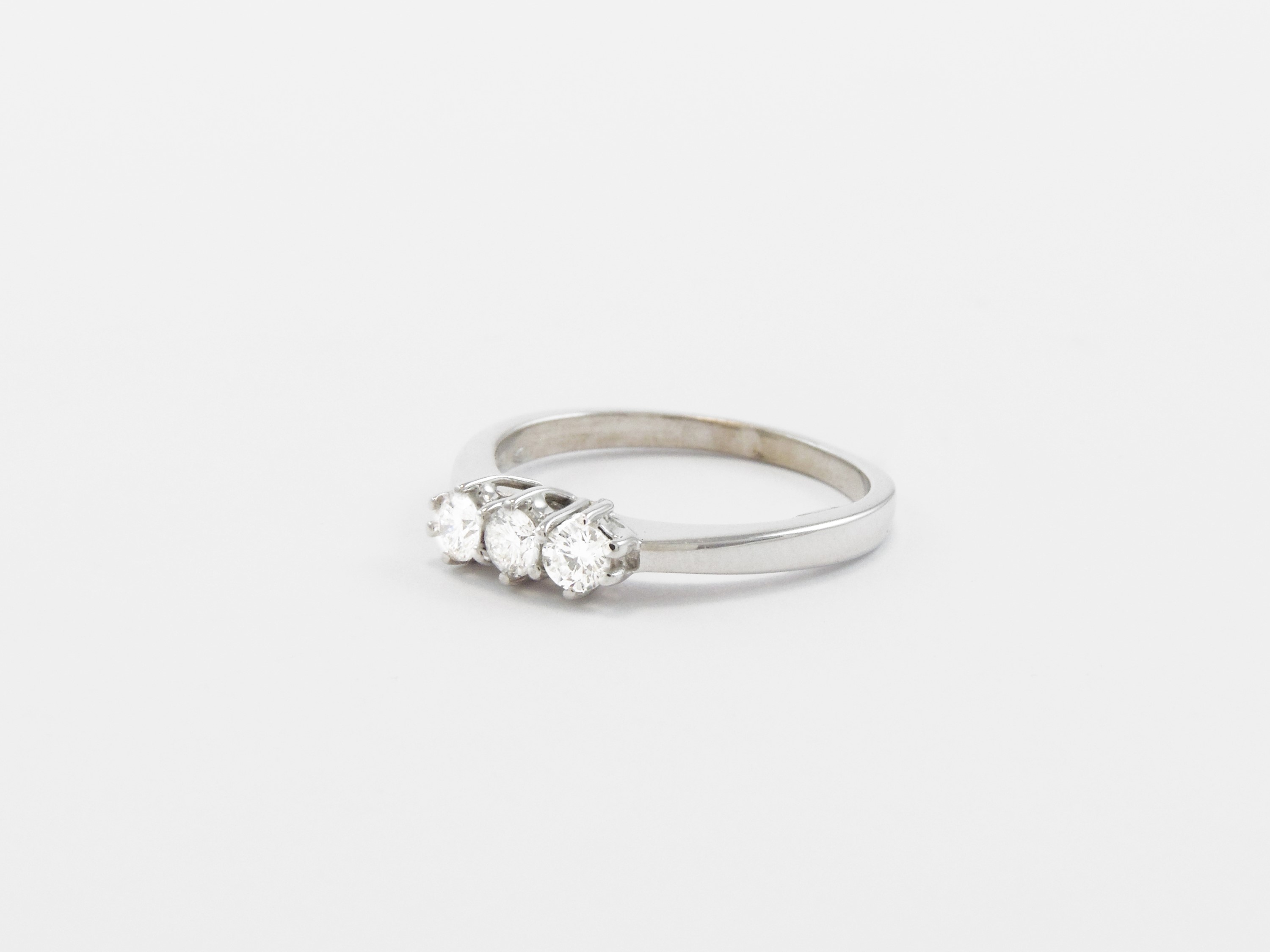 Anello Trilogi in Oro Bianco con Diamanti