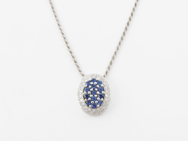 Collana in Oro Bianco con Diamanti e Zaffiri Sintetici