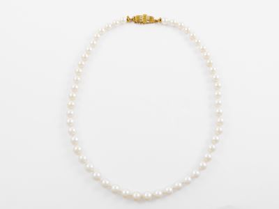 Collana di Perle Coltivate con Fermezza in Oro Giallo e Ebianco con Diamanti